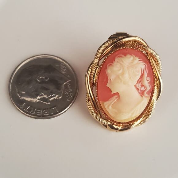Vintage Cameo Earrings Gold‎ Tone Rope Design Setting with Clip-On Closure - Picture 8 of 8